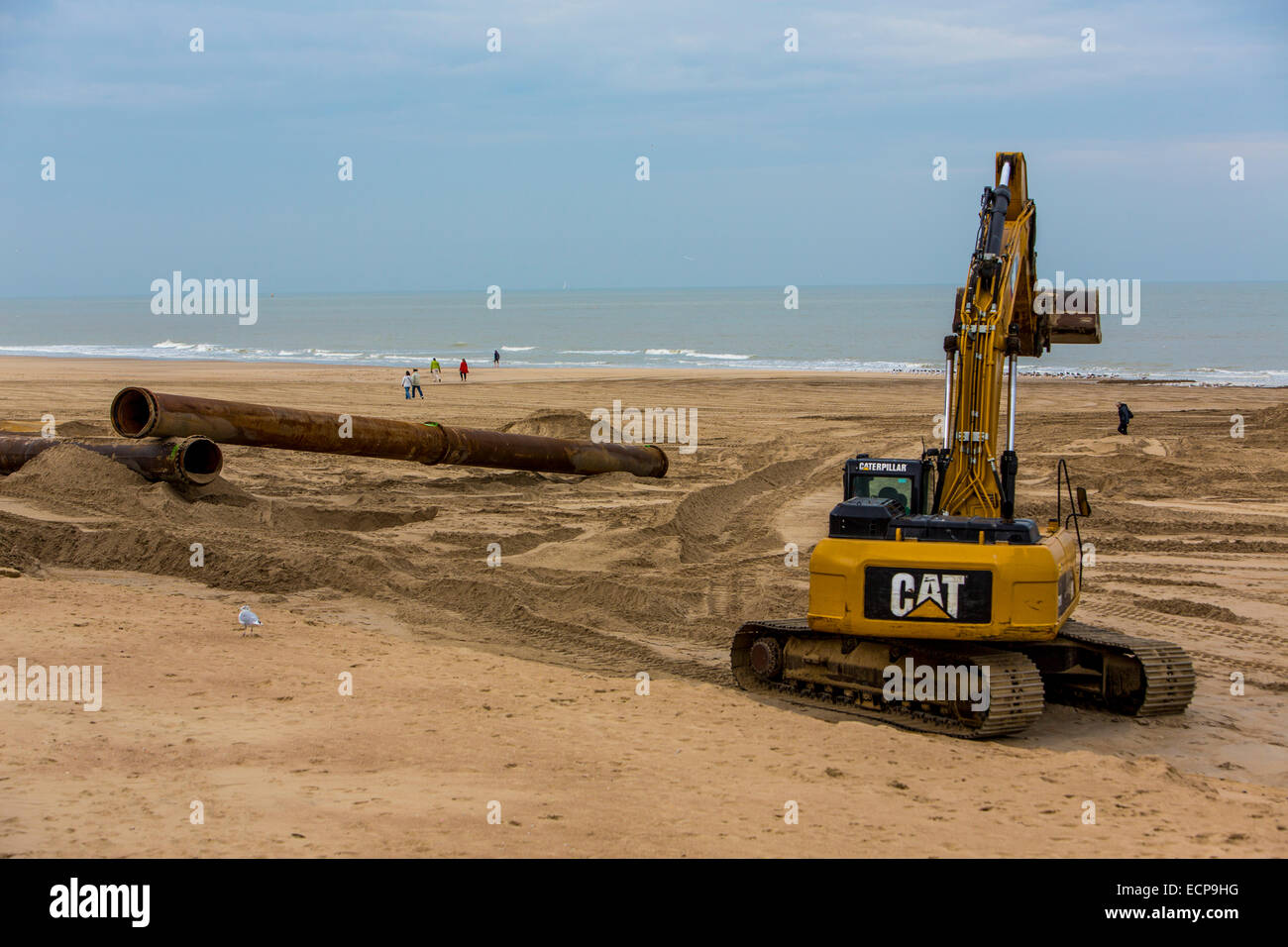 Strand Nahrung, Arbeit am Sandstrand in Oostende, Sand aus dem Meer vor der Küste extrahiert und auf die Bea wieder gespült Stockfoto