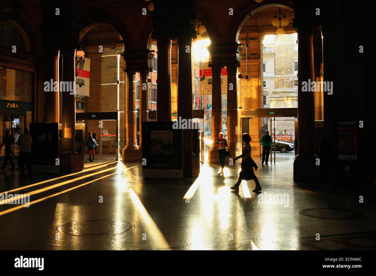 Zara am Galleria Alberto Sordi Shopping Mall (Mitte) zu installieren, die Menschen zu Fuß & einkaufen. Silhouette Rückfahrscheinwerfer. Rom, Italien Stockfoto