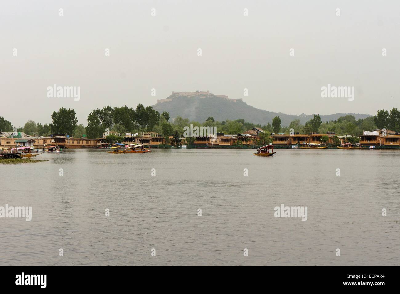 Hausboote auf dem dal-See sind ein traditionelles Haus in Srinagar, Kaschmir und werden häufig verwendet, um Touristen zu empfangen. Stockfoto