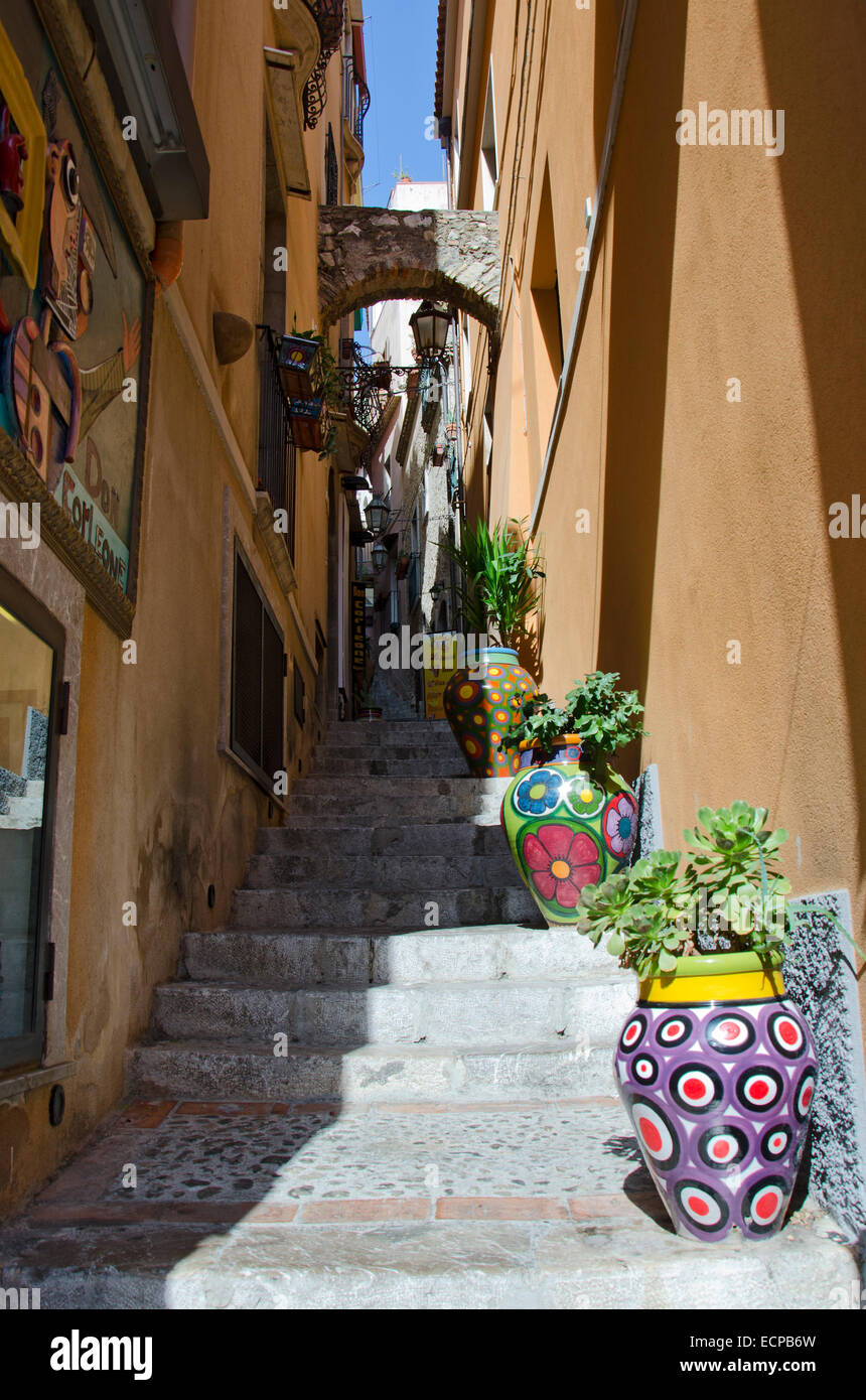 TAORMINA, Sizilien, Italien - 27. September 2012: Treppen geschmückt mit Krügen in einer Gasse von einem sehr touristischen Ort an der Küste, Stockfoto