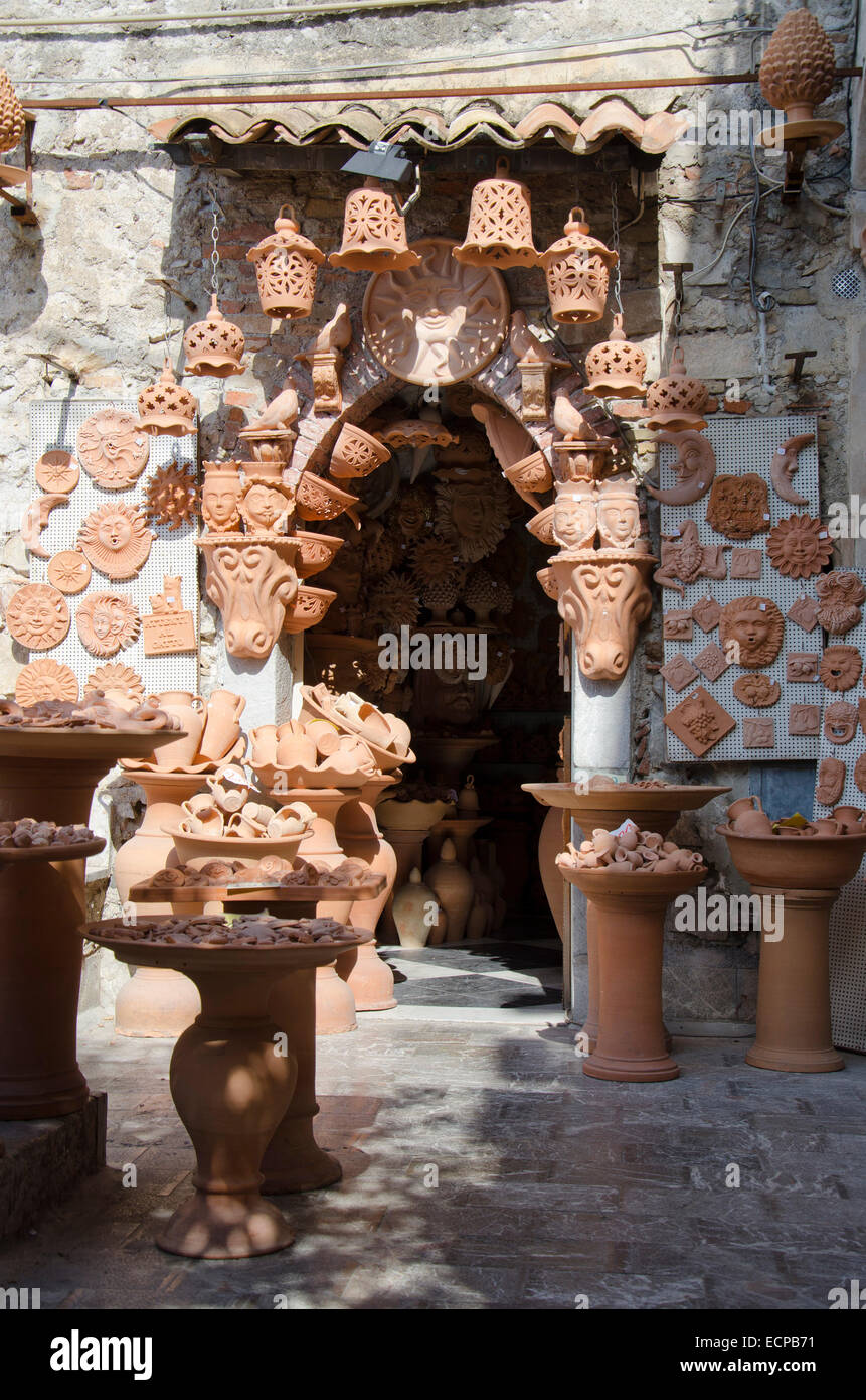 Taormina, Sizilien, Italien - 27. September 2012: Eine Keramik-Studio zeigt ihre Sachen an der Tür, in Taormina, eine touristische Stadt an der c Stockfoto