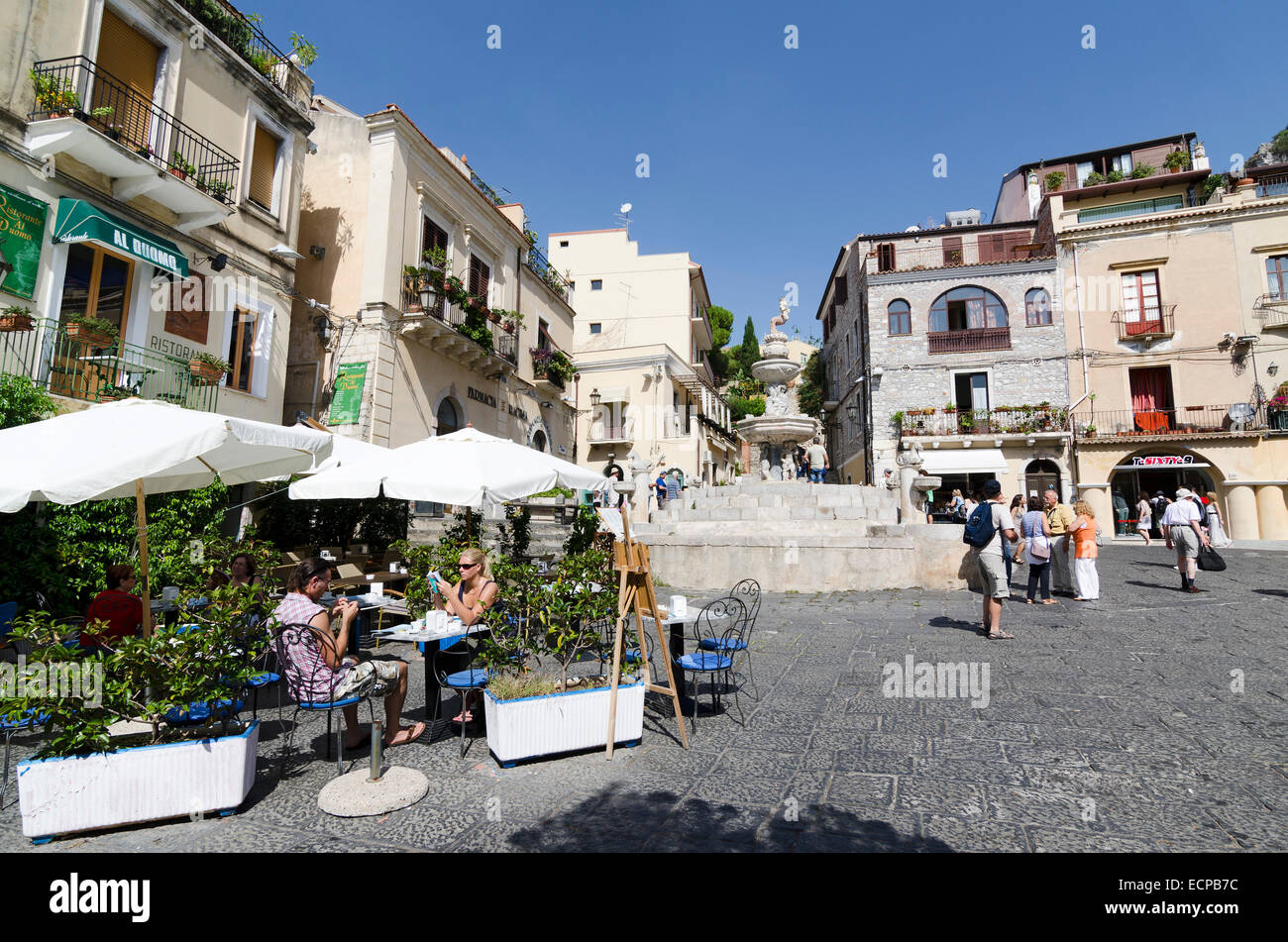 TAORMINA, Sizilien, Italien - 27. September 2012: Unidentified Touristen saßen in eine Bar mit Terrasse am Piazza del Duomo in einer touristischen Stadt o Stockfoto