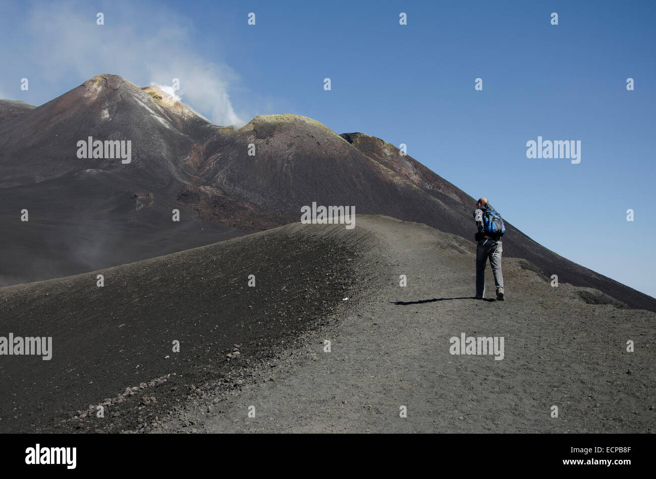 Ätna, Sizilien, Italien - 28. September 2012: Ein unbekannter Mann einen aktiven Vulkan am 28. September 2012, in Mt. Ätna aufsteigend Stockfoto