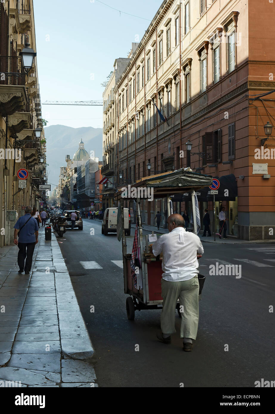 PALERMO, Sizilien, Italien - 3. Oktober 2012: ein nicht identifizierter Straßenverkäufer Lebensmittel schiebt seinen Wagen entlang der Via Maqueda auf Oktober Stockfoto