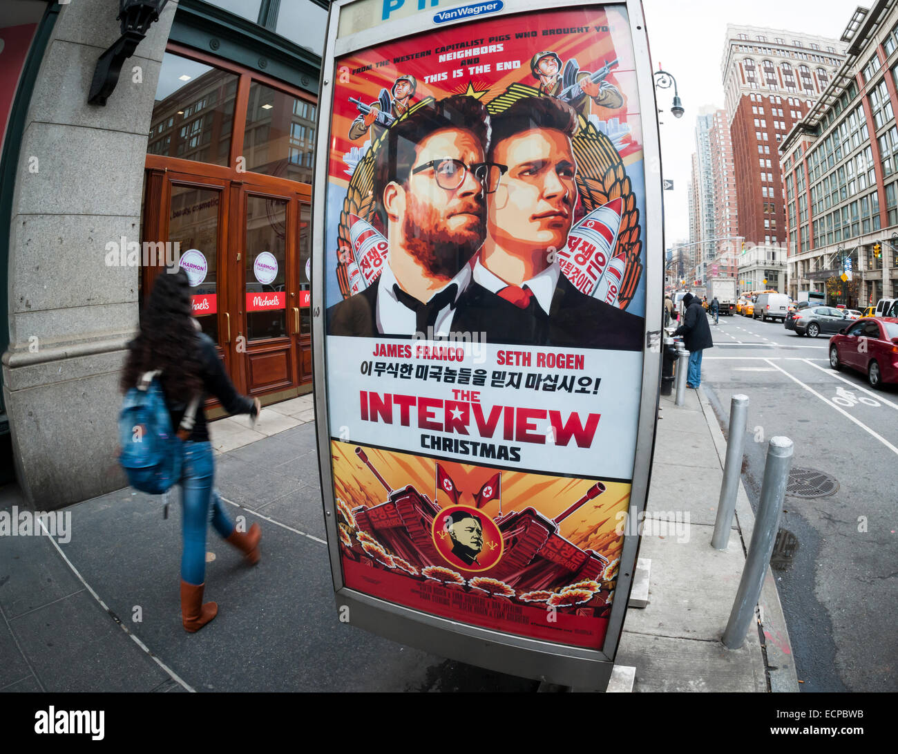 New York, New York, USA. 17. Dezember 2014. Fußgänger gehen vorbei eine Werbung für 'The Interview', einen komödiantischen Film über Nordkoreas Staatschef Kim Jong-un Attentat in New York auf Mittwoch, 17. Dezember 2014. Die geplante Premiere im Landmark Sunshine Kino wurde wegen terroristischer Bedrohungen aus der sogenannten Hüter des Friedens abgebrochen.  Bildnachweis: Richard Levine/Alamy Live-Nachrichten Stockfoto