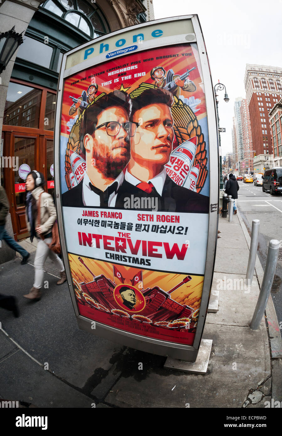 New York, New York, USA. 17. Dezember 2014. Fußgänger gehen vorbei eine Werbung für 'The Interview', einen komödiantischen Film über Nordkoreas Staatschef Kim Jong-un Attentat in New York auf Mittwoch, 17. Dezember 2014. Die geplante Premiere im Landmark Sunshine Kino wurde wegen terroristischer Bedrohungen aus der sogenannten Hüter des Friedens abgebrochen.  Bildnachweis: Richard Levine/Alamy Live-Nachrichten Stockfoto