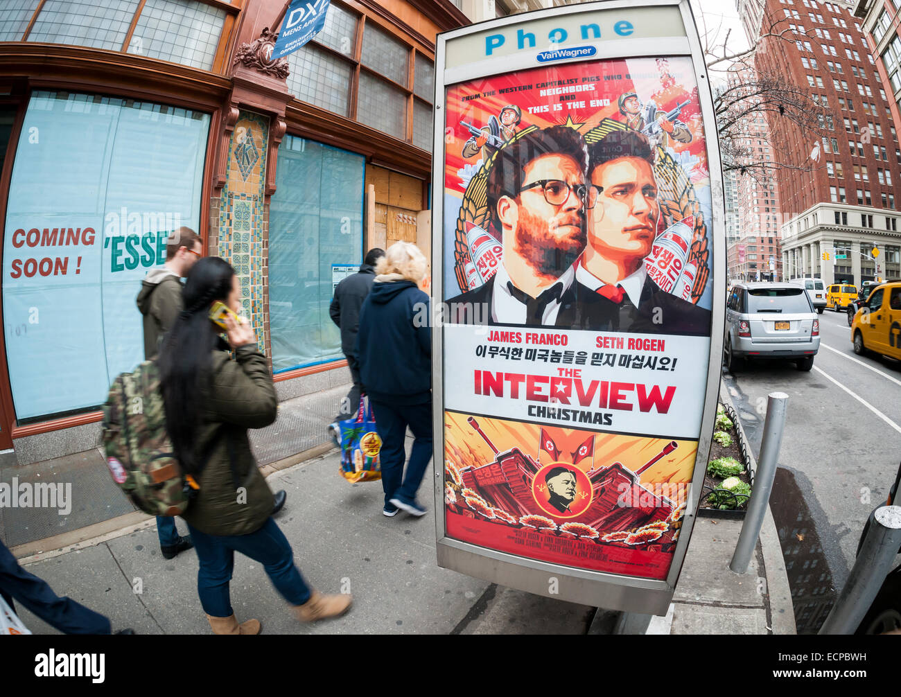 New York, New York, USA. 17. Dezember 2014. Fußgänger gehen vorbei eine Werbung für 'The Interview', einen komödiantischen Film über Nordkoreas Staatschef Kim Jong-un Attentat in New York auf Mittwoch, 17. Dezember 2014. Die geplante Premiere im Landmark Sunshine Kino wurde wegen terroristischer Bedrohungen aus der sogenannten Hüter des Friedens abgebrochen.  Bildnachweis: Richard Levine/Alamy Live-Nachrichten Stockfoto
