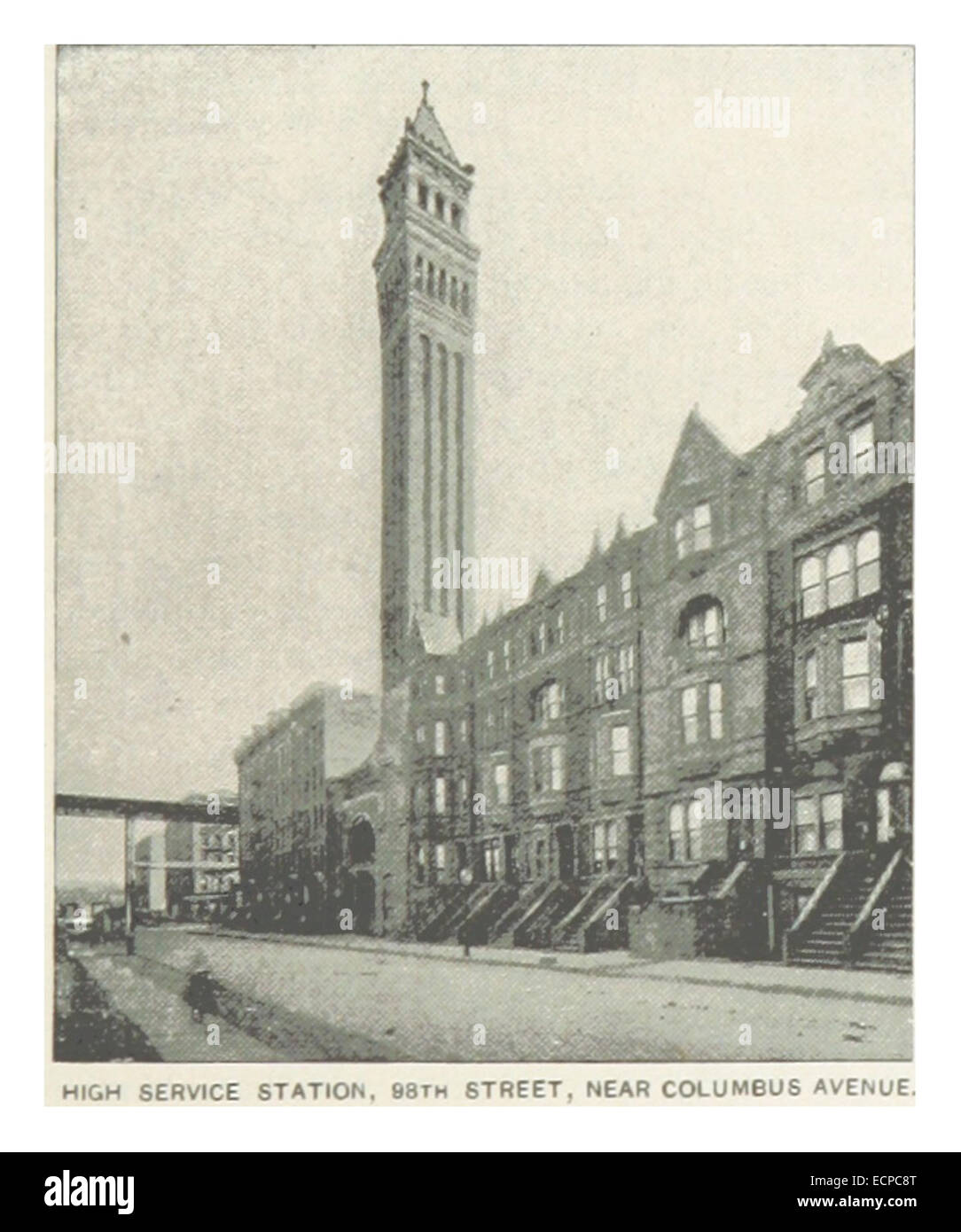 Eine 1893 gezeigte Abbildung der High Service Station in der 98th Street in der Nähe der Columbus Avenue in New York City, die das Design und die Funktion der Infrastruktur während des späten 19. Jahrhunderts veranschaulicht. Stockfoto