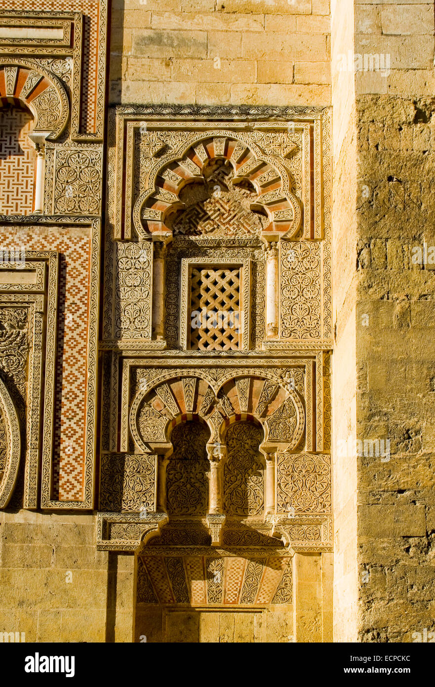 Exterieur (Puerta del Espiritu Santo, Fensterdetail) der Moschee-Kathedrale Mezquita de Córdoba. Andalusien, Spanien. Stockfoto