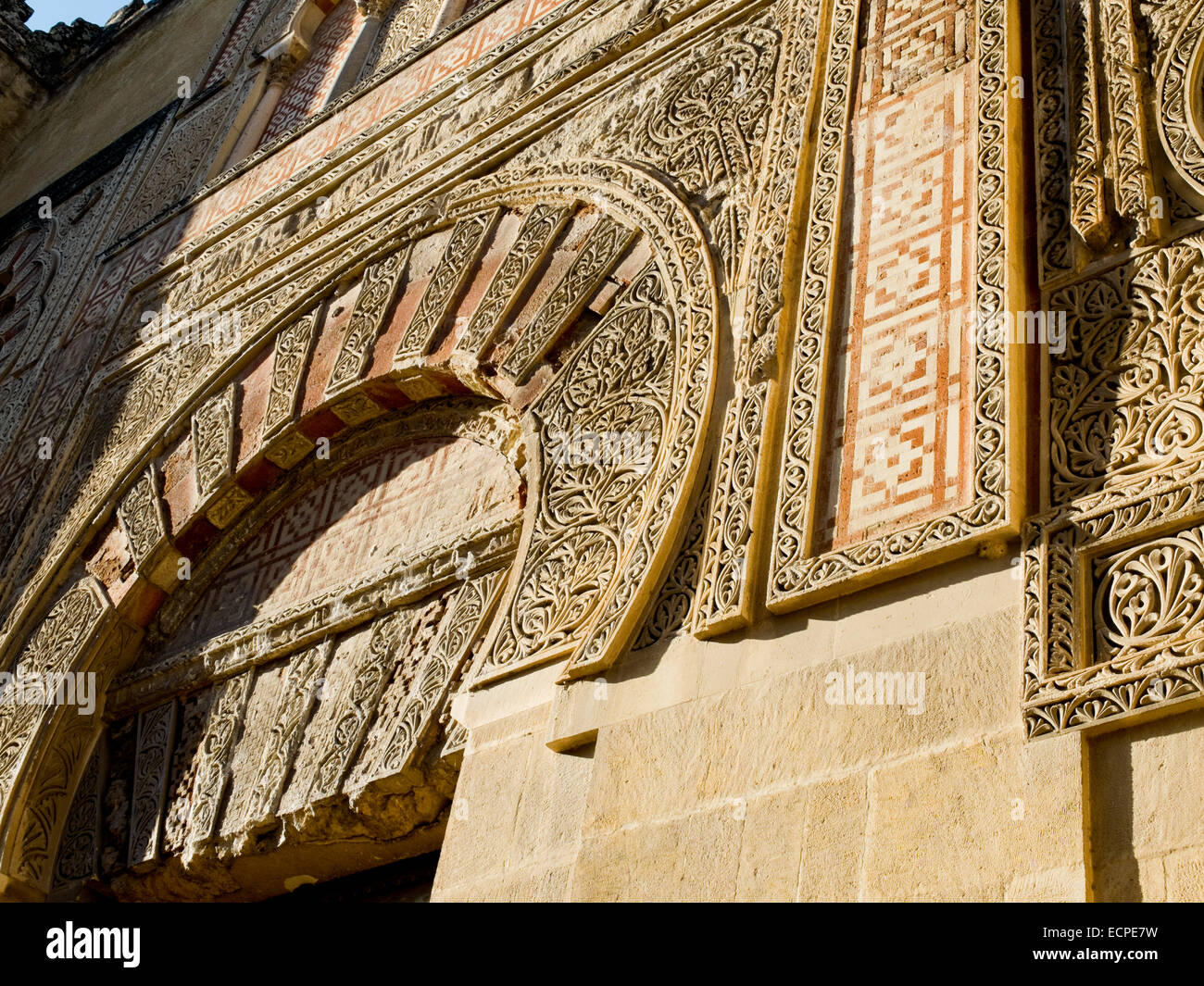 Exterieur (Puerta del Espiritu Santo, Tür Detail) der Moschee-Kathedrale Mezquita de Córdoba. Andalusien, Spanien. Stockfoto