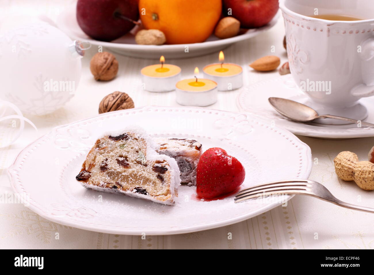 Christstollen Weihnachtsstollen mit Wintertee, Nahaufnahme Stockfoto