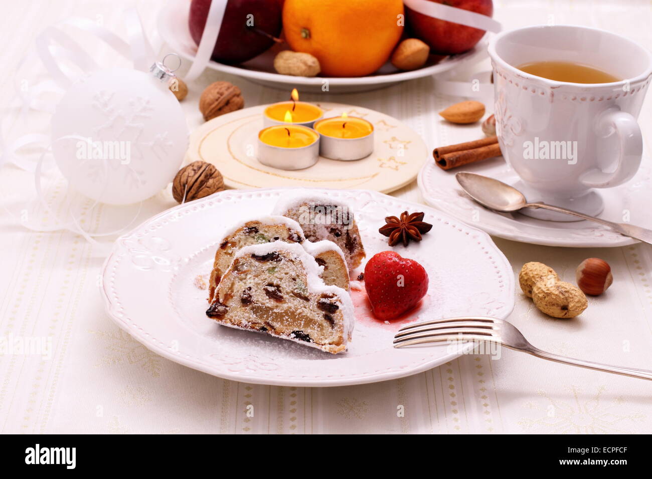 Christstollen Weihnachtsstollen mit Wintertee, Nahaufnahme Stockfoto