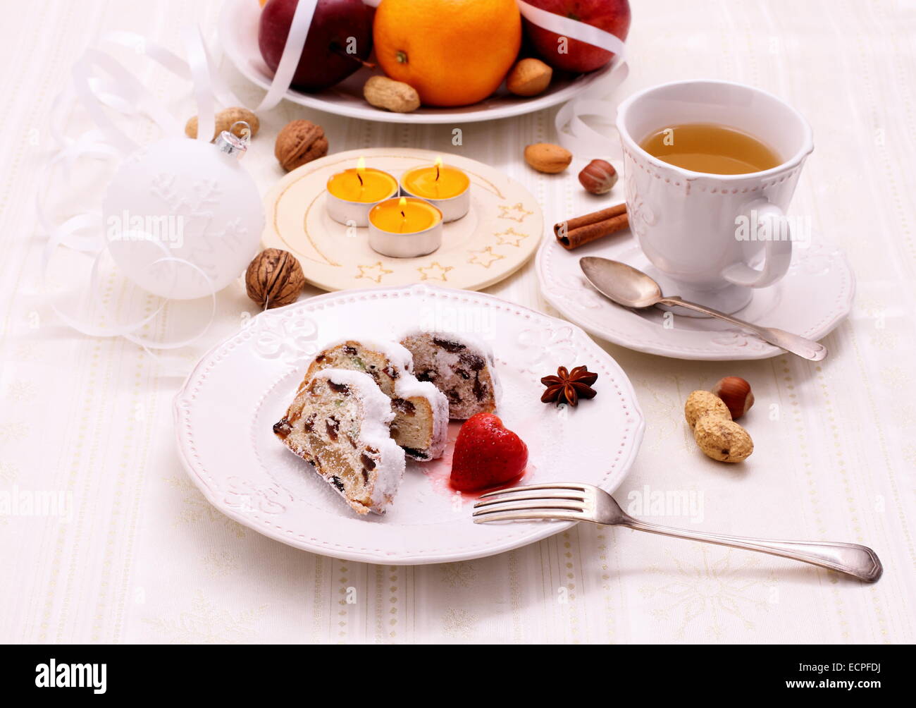 Christstollen Kuchen mit Wintertee, Ansicht von oben Stockfoto
