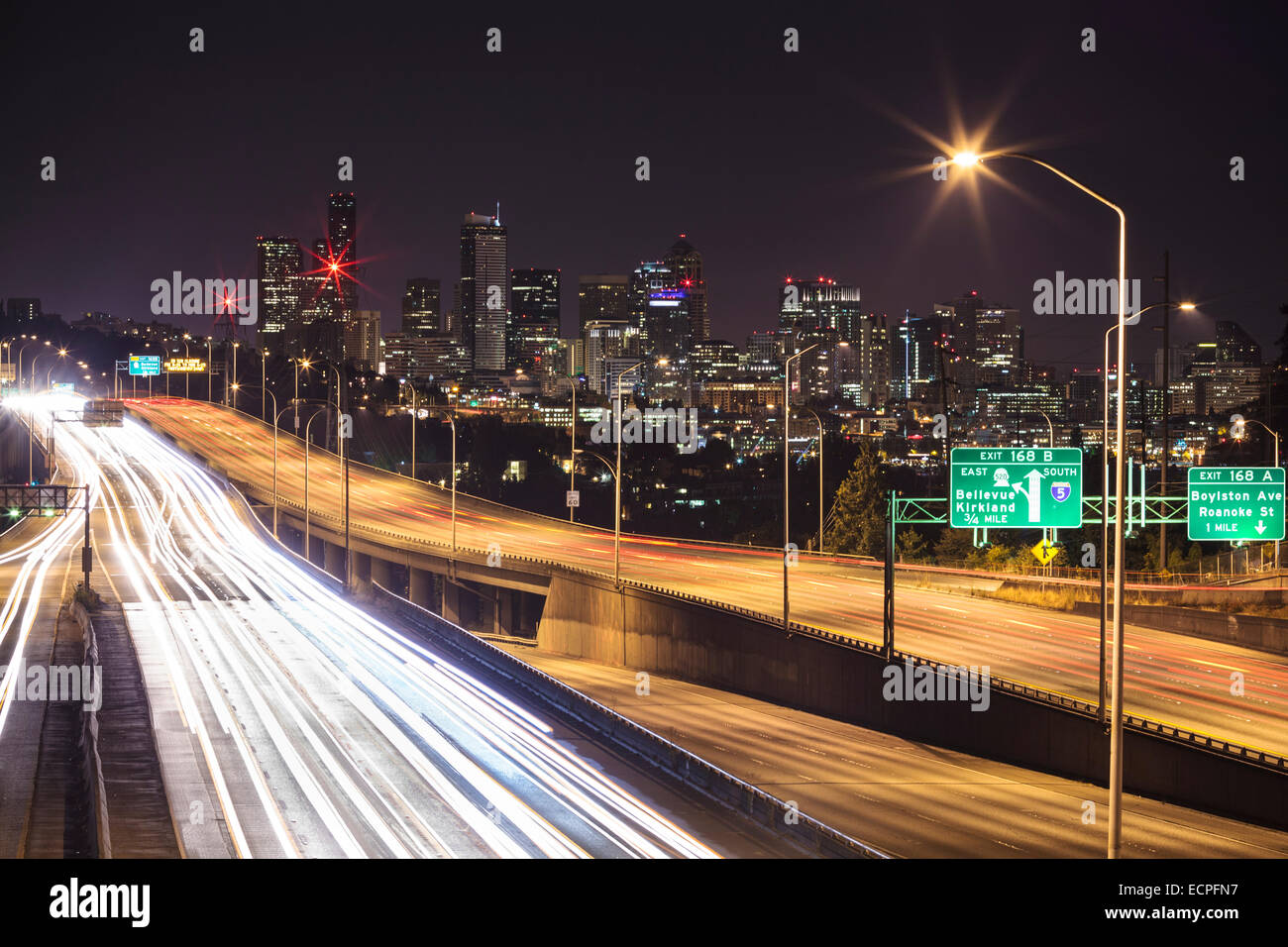 Der hellen Streifen von Fahrzeugen Rennen beide Richtungen unten Interstate 5 durch Seattle, Washington in der Nacht. Stockfoto