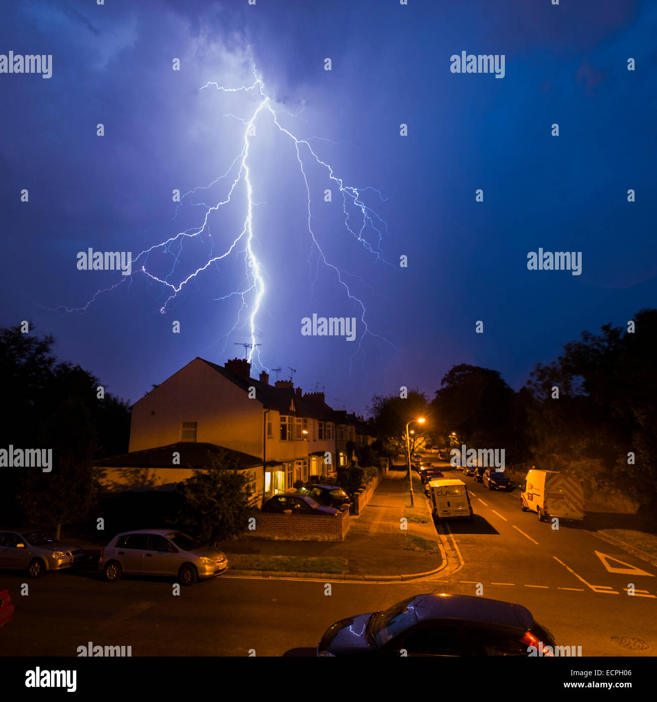 Blitzeinschlag in der Nacht auf Wohnstraße Stockfoto