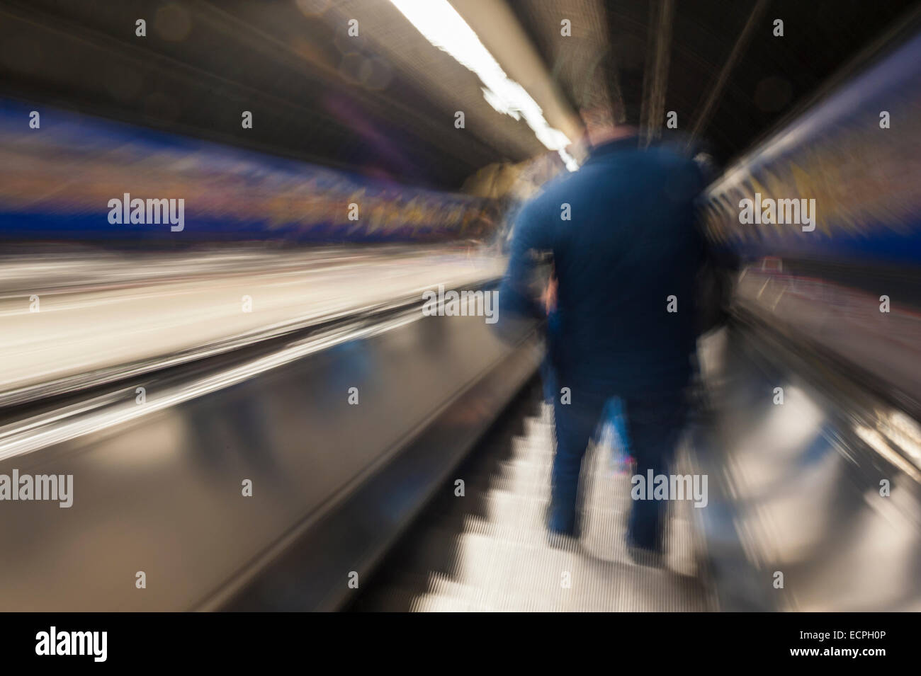 Langzeitbelichtung absteigend eine Escalotor mit der Londoner U-Bahn. Stockfoto