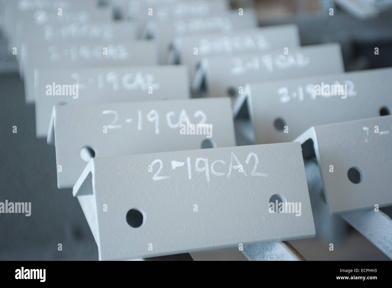 Clip-Winkel in Metall Stanzerei mit Teilenummer gekennzeichnet. Stockfoto