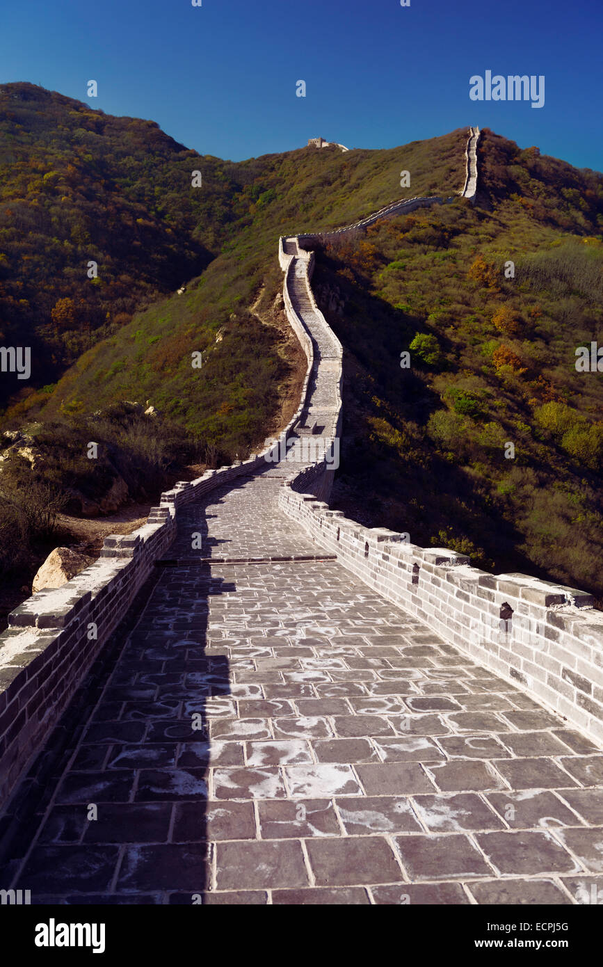Great Wall Of China steigt den Berg hinauf. Badaling, Peking, China. Stockfoto