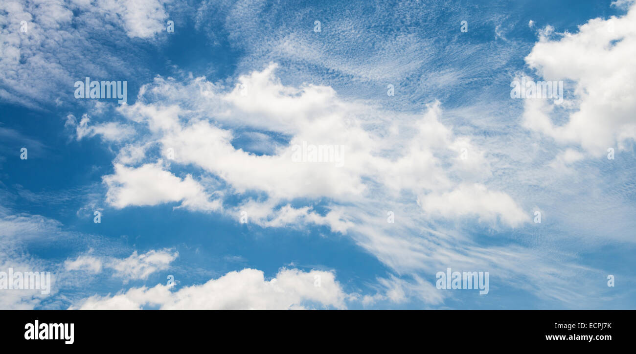 Den blauen Himmel und weiße flauschige Wolken. Stockfoto
