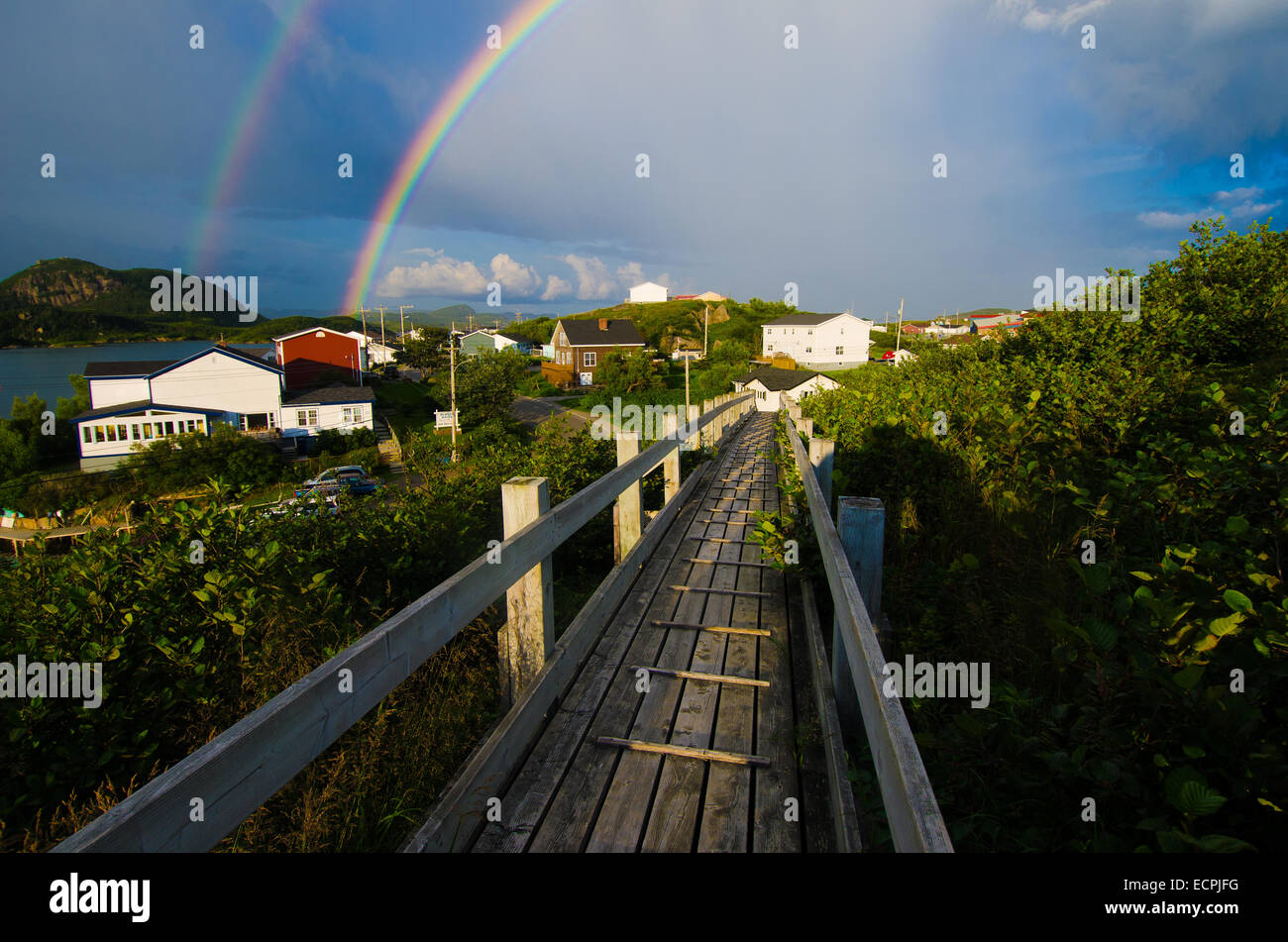 Ein doppelter Regenbogen erstreckt sich über der Küste von Neufundland zu dem malerischen Fischerdorf Dorf Burgeo. Stockfoto