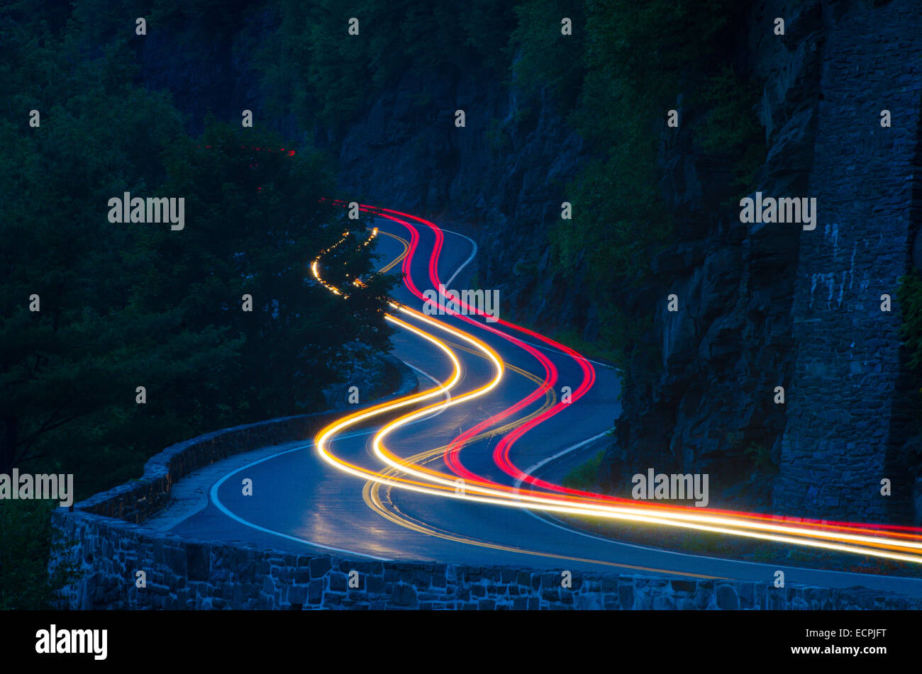 Die Inszenierung Boden für zahlreiche Auto-Werbespots, Hawk Nest ist eine Bergstraße, die schlängelt sich entlang der New York State Route 97. Stockfoto