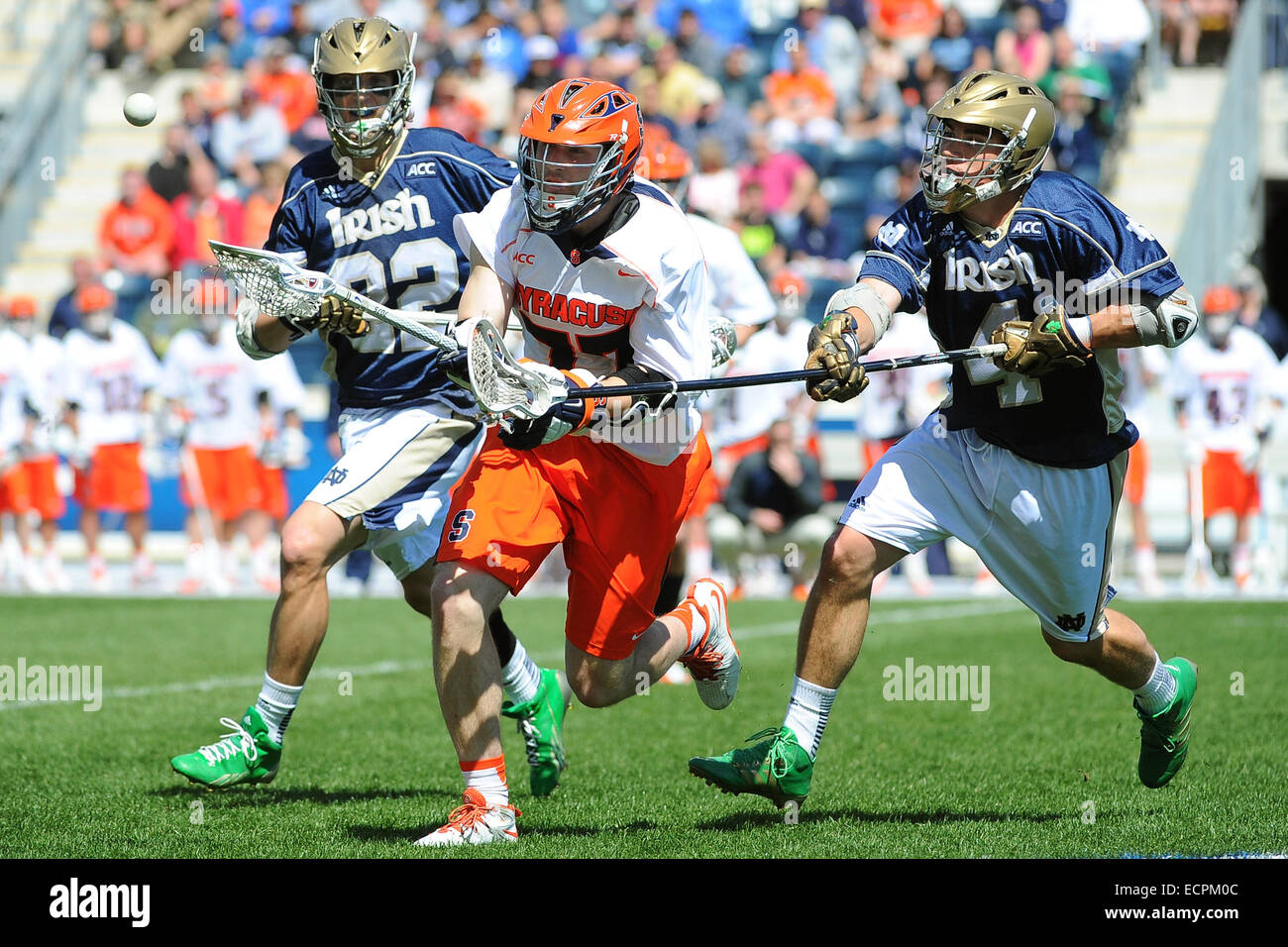 27. April 2014: Notre Dame Fighting Irish Verteidiger Stephen O'Hara (4) prüft den Ball aus dem Stock von Syracuse Orange Mittelfeldspieler Henry Schoonmaker (77), während die 2014 ACC Männer Lacrosse Turnier Meisterschaftsspiel zwischen die Notre Dame Fighting Irish und Syracuse Orange im PPL Park in Chester, Pennsylvania. Notre Dame gewann das Spiel 15-14. Rich Barnes/CSM Stockfoto