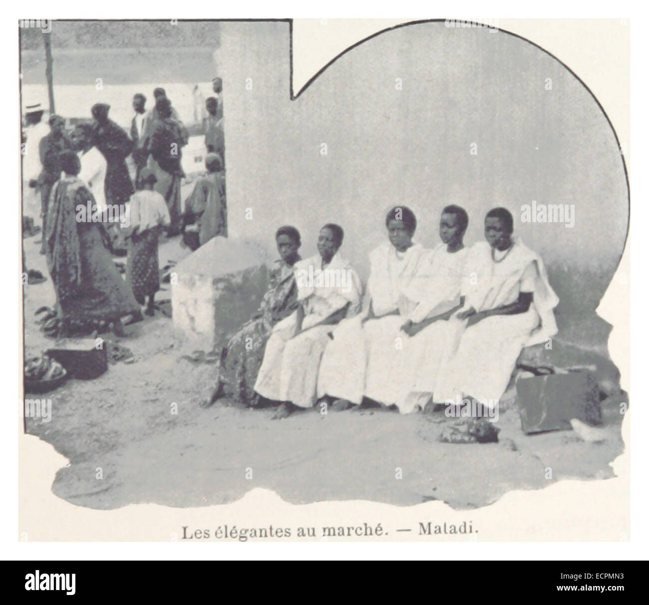 Dies bezieht sich auf eine Darstellung eleganter Frauen auf einem Markt in Matadi, einer Hafenstadt in der Demokratischen Republik Kongo, auf der Mode aus der Kolonialzeit und lokaler Handel gezeigt werden. Stockfoto