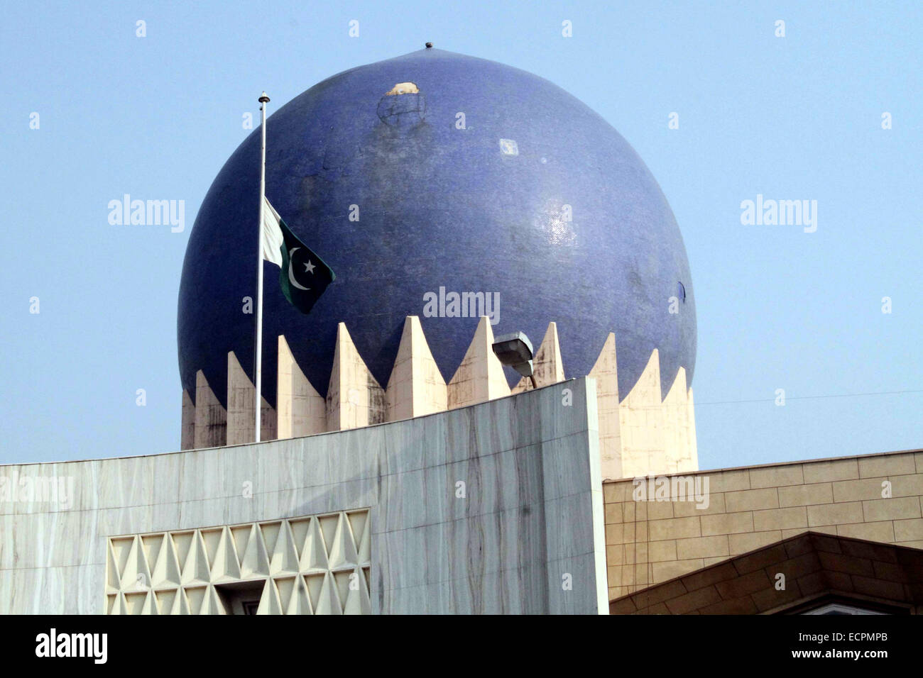 Neu-Delhi, Indien. 17. Dezember 2014. Die Nationalflagge von Pakistan fliegt auf Halbmast, die Opfer getötet bei einem Taliban-Angriff in einer militärisch geführte Schule in Peshawar in Pakistan, im pakistanischen Hochkommissariat in Neu-Delhi, Indien, 17. Dezember 2014 zu trauern. © Partha Sarkar/Xinhua/Alamy Live-Nachrichten Stockfoto