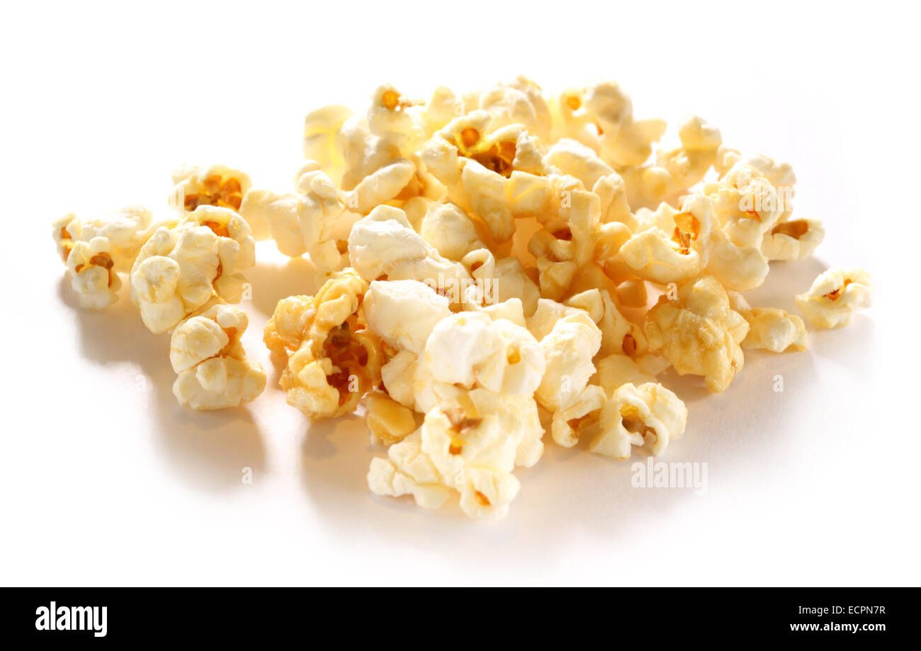 Popcorn, die isoliert auf weißem Hintergrund in Nahaufnahme Stockfoto