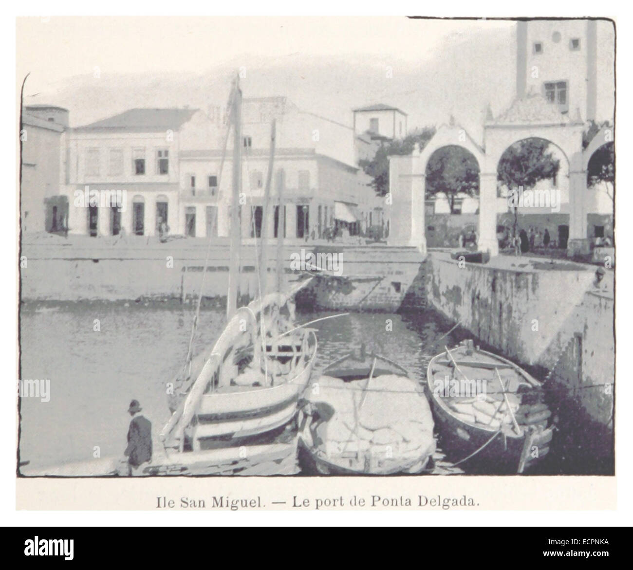Diese Illustration aus dem 19. Jahrhundert zeigt den Hafen von Ponta Delgada auf der Insel São Miguel auf den Azoren und bietet einen Blick auf den Hafen und die maritimen Aktivitäten während dieser Zeit. Stockfoto