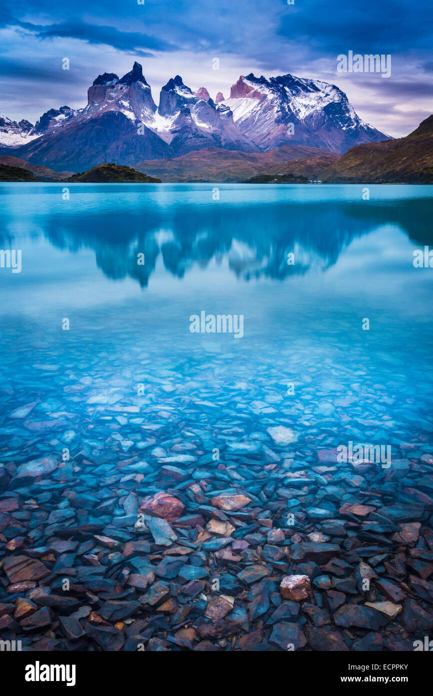 Sonnenuntergang über Lago Pehoe und Los Cuernos Gipfel im Nationalpark Torres del Paine, Patagonien, Chile Stockfoto