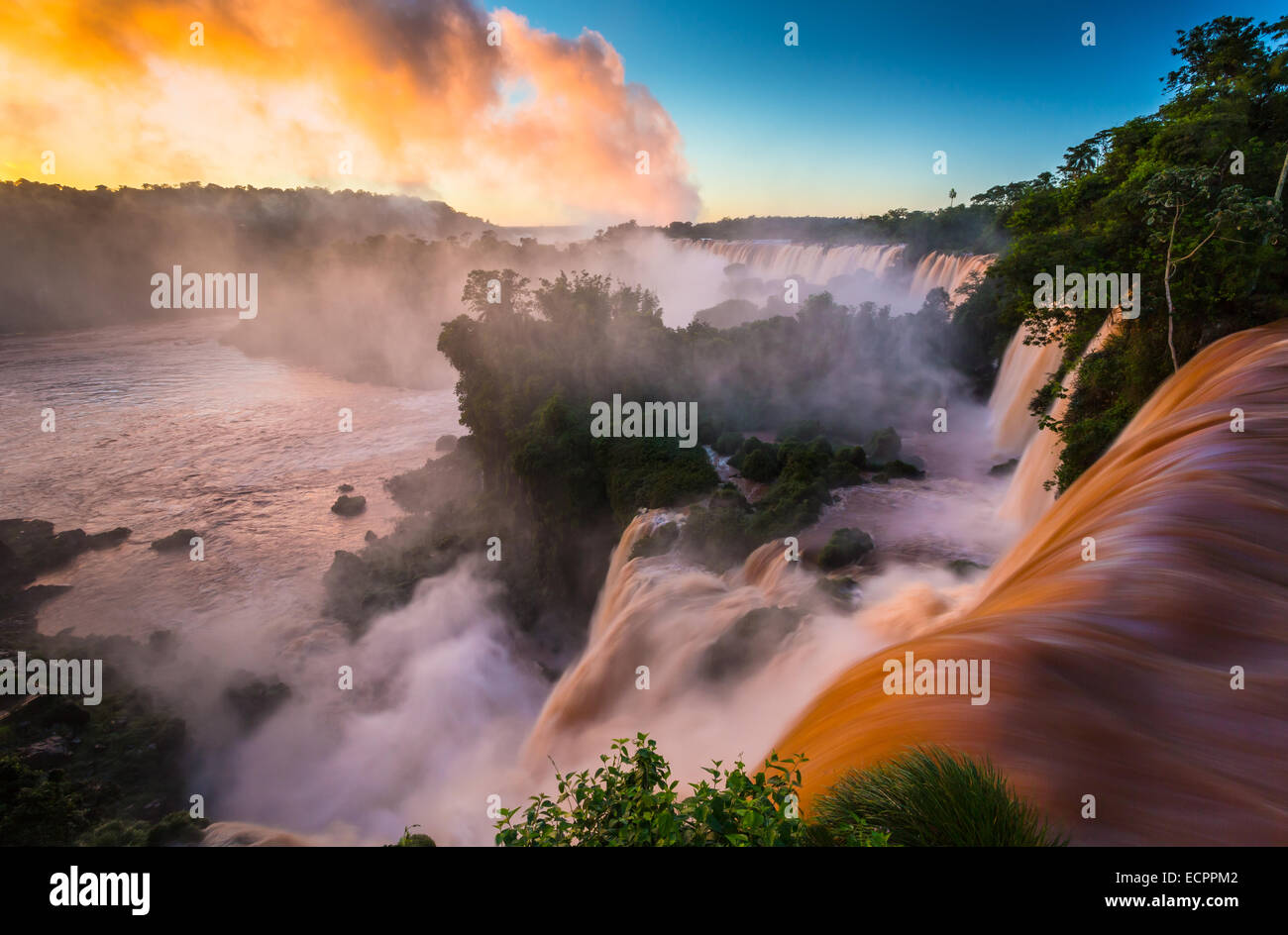 Iguazu-Wasserfälle sind Wasserfälle des Flusses Iguazu an der Grenze zwischen Argentinien und Brasilien Stockfoto