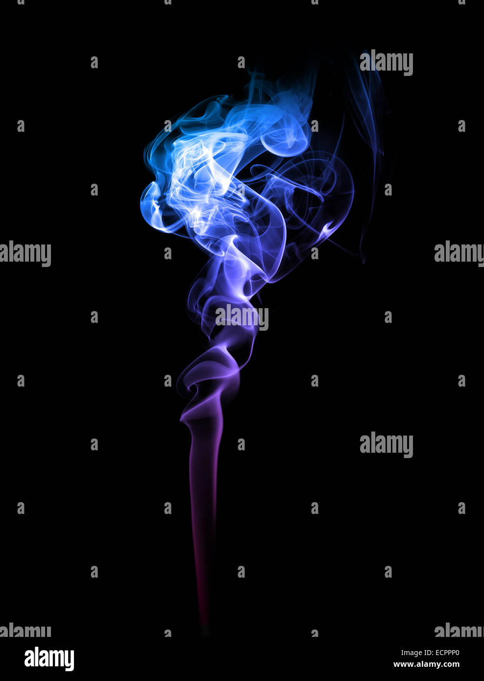 Abstrakte leuchtend blau und lila Rauch auf einem dunklen Hintergrund. Stockfoto