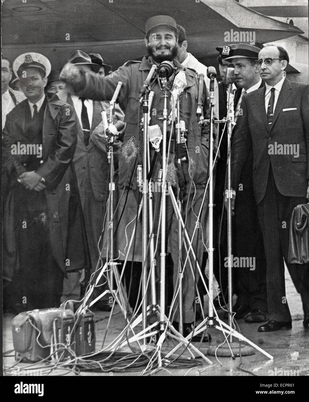 Den USA und Kuba kündigte eine Vereinbarung zwischen den beiden Ländern, die ein erster Schritt zur Normalisierung der Beziehungen. Bild: Sept. 21, 1960 - New York, NY, USA - FIDEL CASTRO (geb. 13. August 1926), Herrscher von Kuba seit 1959, wenn führende 26. der Juli Bewegung, er stürzte das Regime von Fulgencio Batista. In den folgenden Jahren leitete er die Umwandlung von Kuba in der erste kommunistische Staat in der westlichen Hemisphäre. Bild: Castro hält eine Rede bei der Ankunft am internationalen Flughafen NY. © KEYSTONE Bilder USA/ZUMAPRESS.com/Alamy Live-Nachrichten Stockfoto