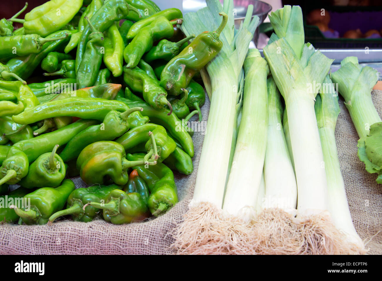 Frischem Lauch und Paprika auf einem landwirtschaftlichen Bauernmarkt Stockfoto