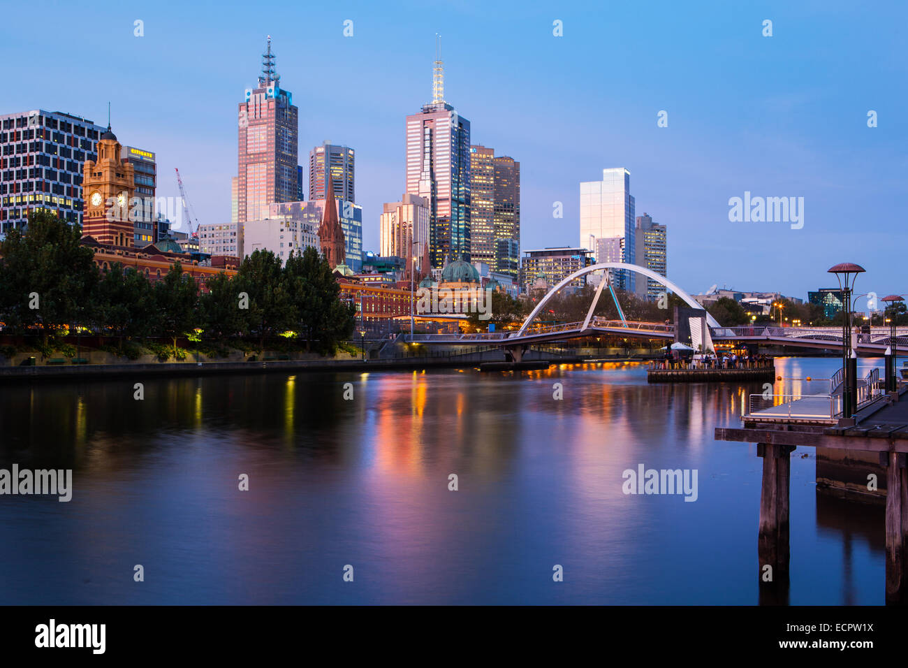 Melbournes berühmte Skyline von Southbank in Richtung Flinders Street Station in Melbourne, Victoria, Australia Stockfoto