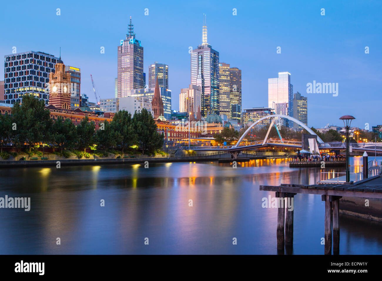 Melbournes berühmte Skyline von Southbank in Richtung Flinders Street Station in Melbourne, Victoria, Australia Stockfoto