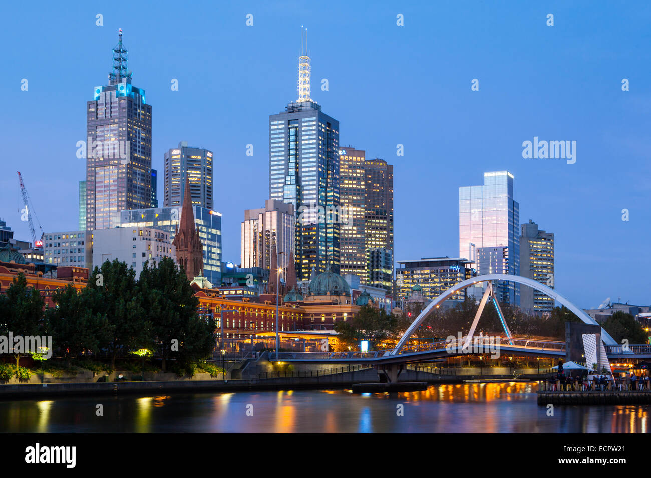 Melbournes berühmte Skyline von Southbank in Richtung Flinders Street Station in Melbourne, Victoria, Australia Stockfoto