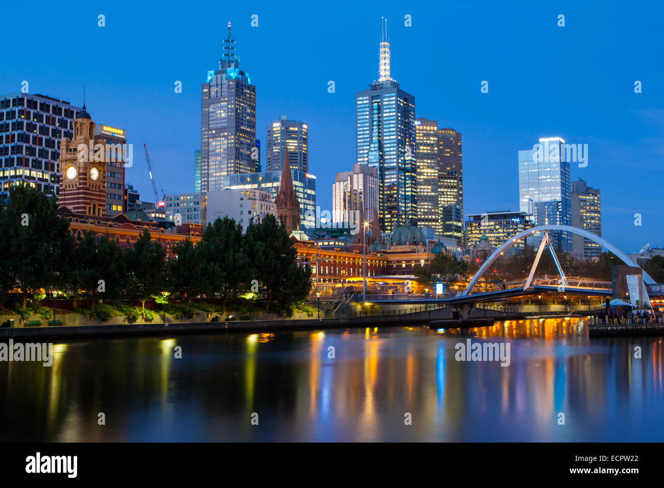 Melbournes berühmte Skyline von Southbank in Richtung Flinders Street Station in Melbourne, Victoria, Australia Stockfoto
