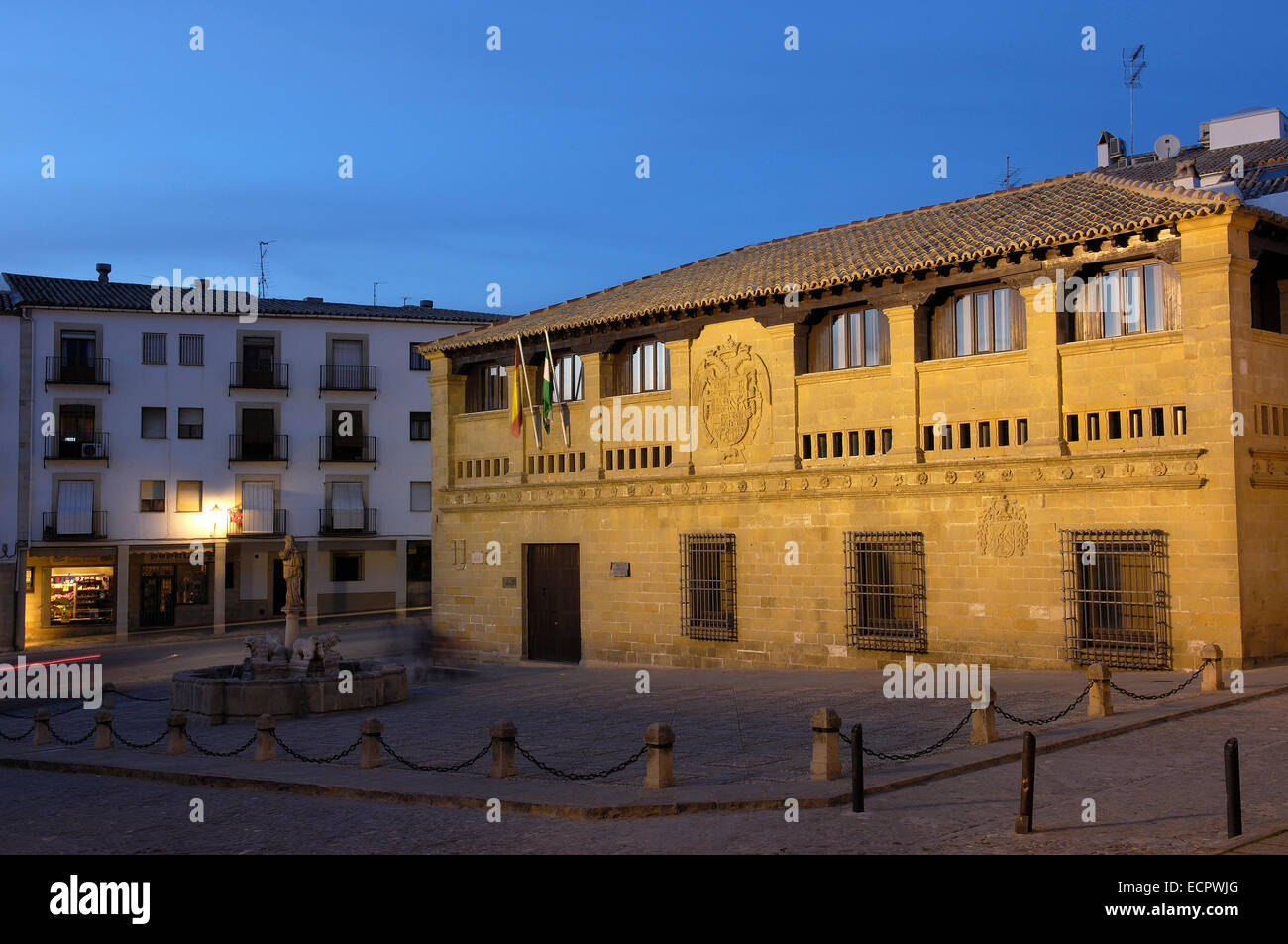 Antigua Carnicería, alte Metzger ist Einkaufen, in Populo Quadrat in der Abenddämmerung, Baeza, Jaen Provinz, Andalusien, Spanien, Europa Stockfoto