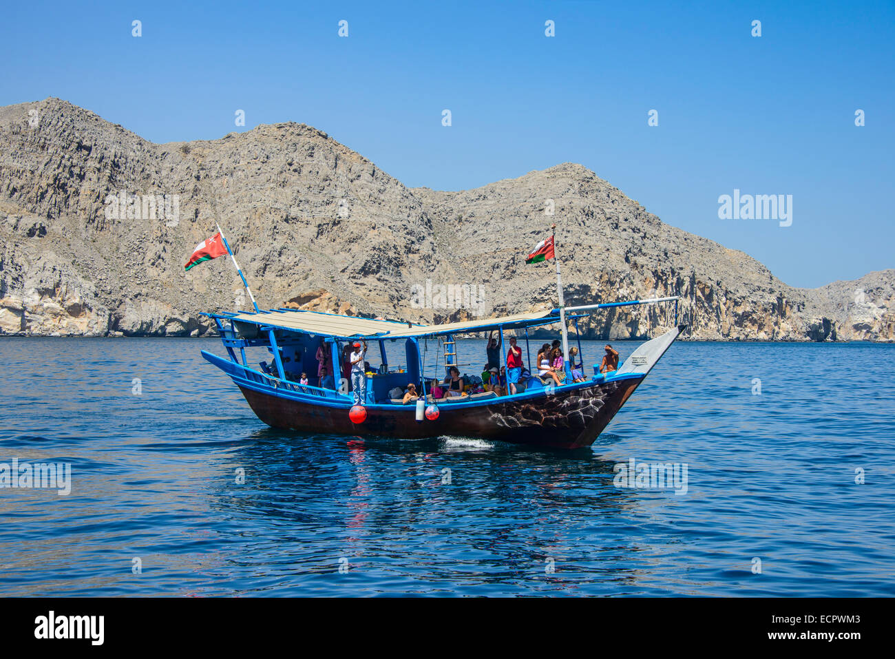 Touristenboot in Form von einer Dhau, Khor-Ash-Sham Fjord, Musandam, Oman Stockfoto