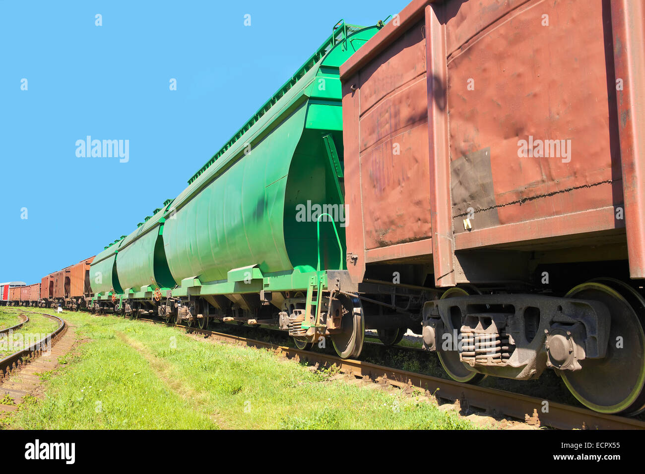 Güterzug auf der Bahnstrecke Stockfoto