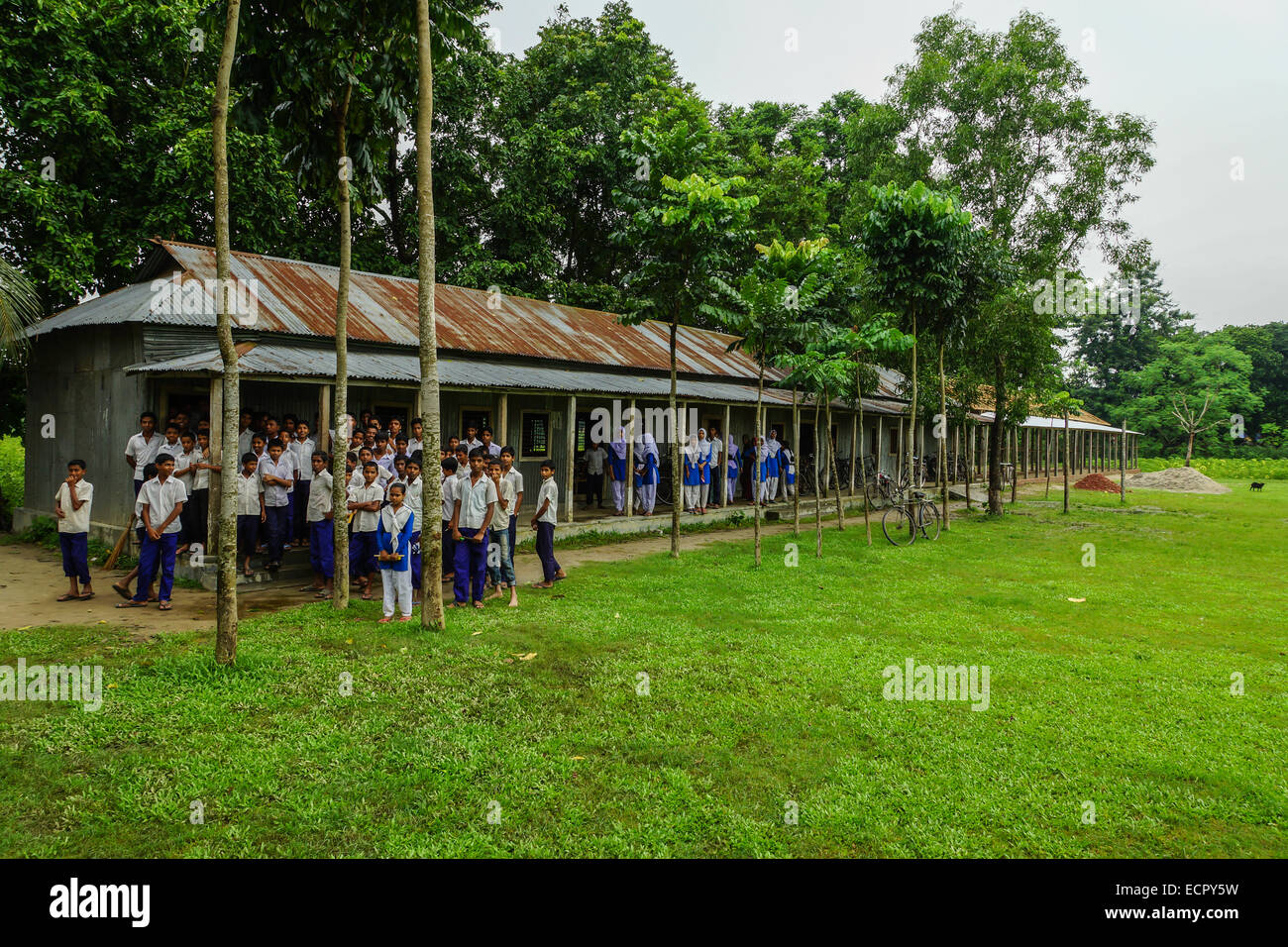 Schülerinnen und Schüler außerhalb einer Klasse in einem Dorf in Bangladesh Stockfoto