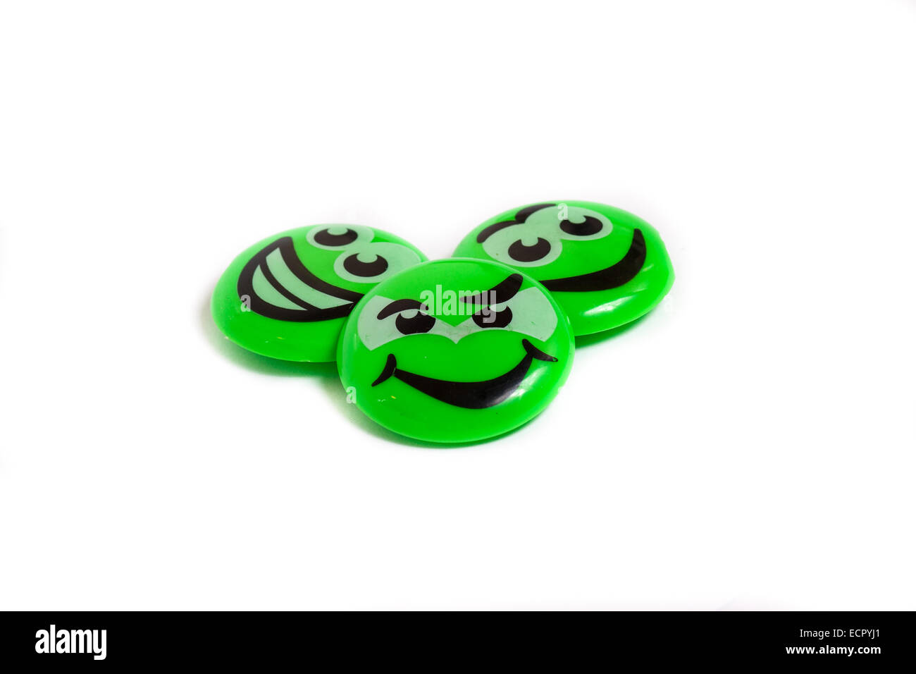 Grünes Smiley Gesicht Magnete isoliert auf weißem Hintergrund Stockfoto