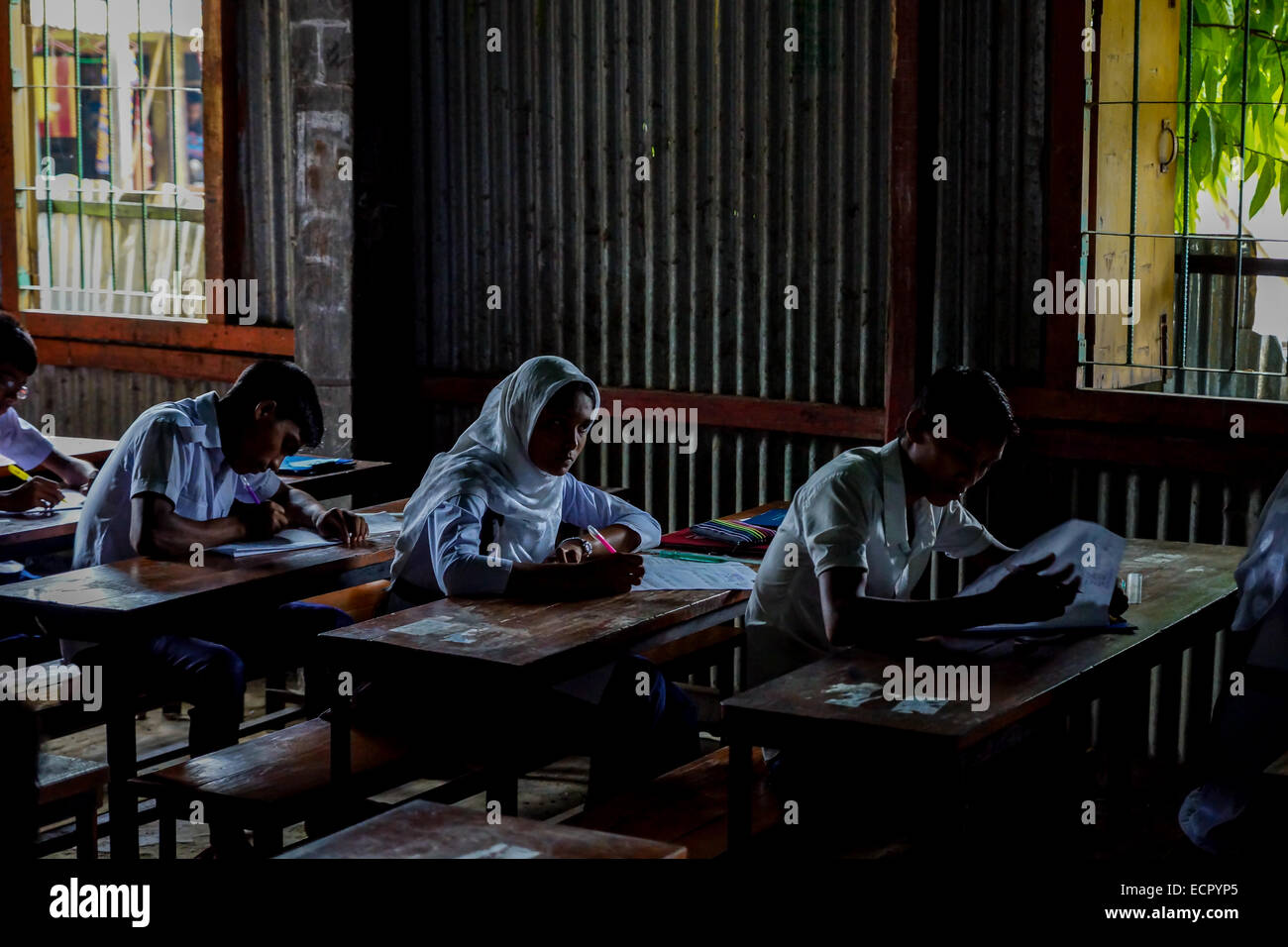 Studenten sitzen eine Prüfung im Bangaldeshi Dorf Stockfoto