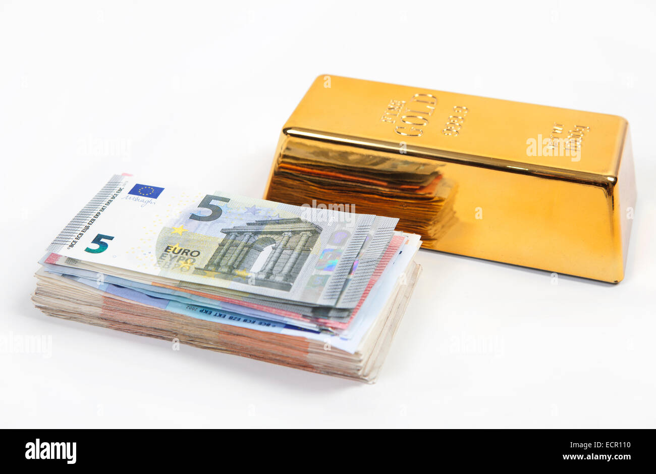 Goldbarren liegt auf einem Stapel Euro Geld scheinen Stockfoto