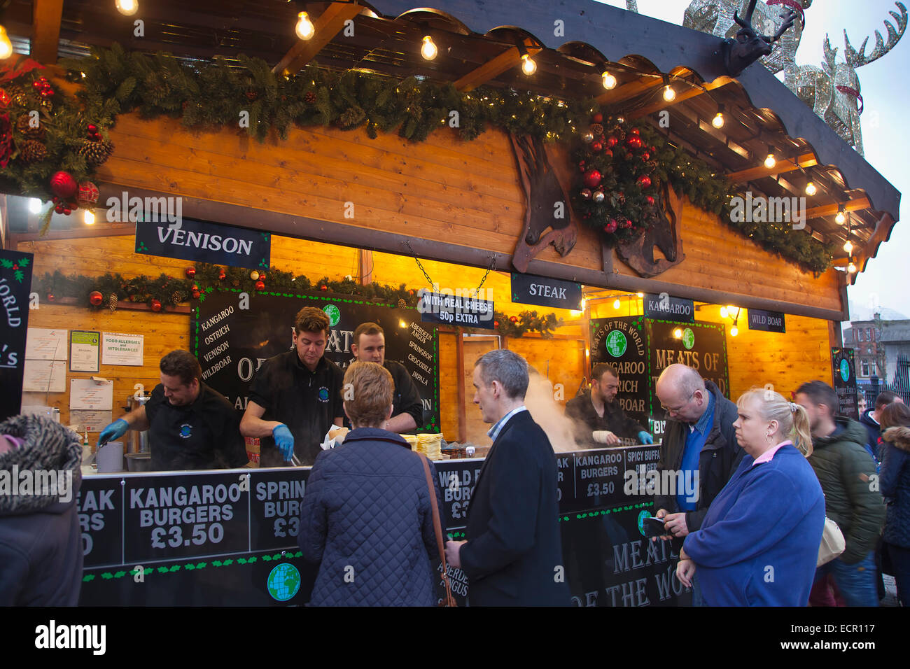 Irland, Norden, Belfast, Weihnachten internationale Lebensmittel-Markt auf dem Gelände des Rathauses. Stockfoto