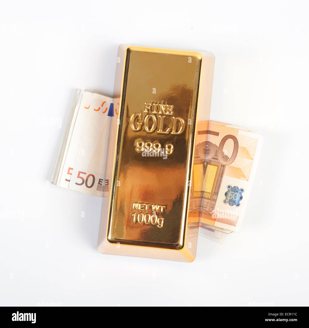 Goldbarren liegt auf einem Stapel Euro Geld scheinen Stockfoto
