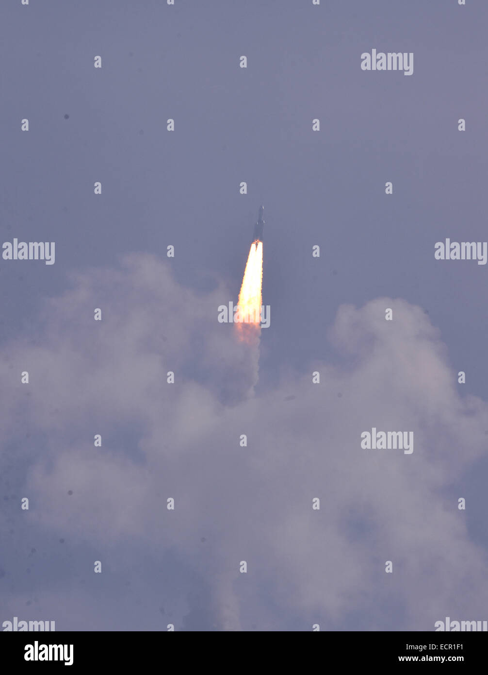 Sriharikota, Indien. 18. Dezember 2014. Indian Space Research Organisation geostationäre Satelliten Launch Vehicle-Mark III (GSLV-Mark III) Rakete hebt ab 18. Dezember 2014 Crew Modul atmosphärischen Wiedereintritt Experiment (CARE) von der Ostküste der Insel Sriharikota, Indien, weiterzumachen. Indien am Donnerstag erfolgreich seine schwerste mit einem experimentellen Crew-Modul vom Weltraumbahnhof Sriharikota im südlichen Bundesstaat Andhra Pradesh, Rakete, sagte Indian Space Research Organisation (ISRO). (Xinhua/Stringer) Bildnachweis: Xinhua/Alamy Live-Nachrichten Stockfoto