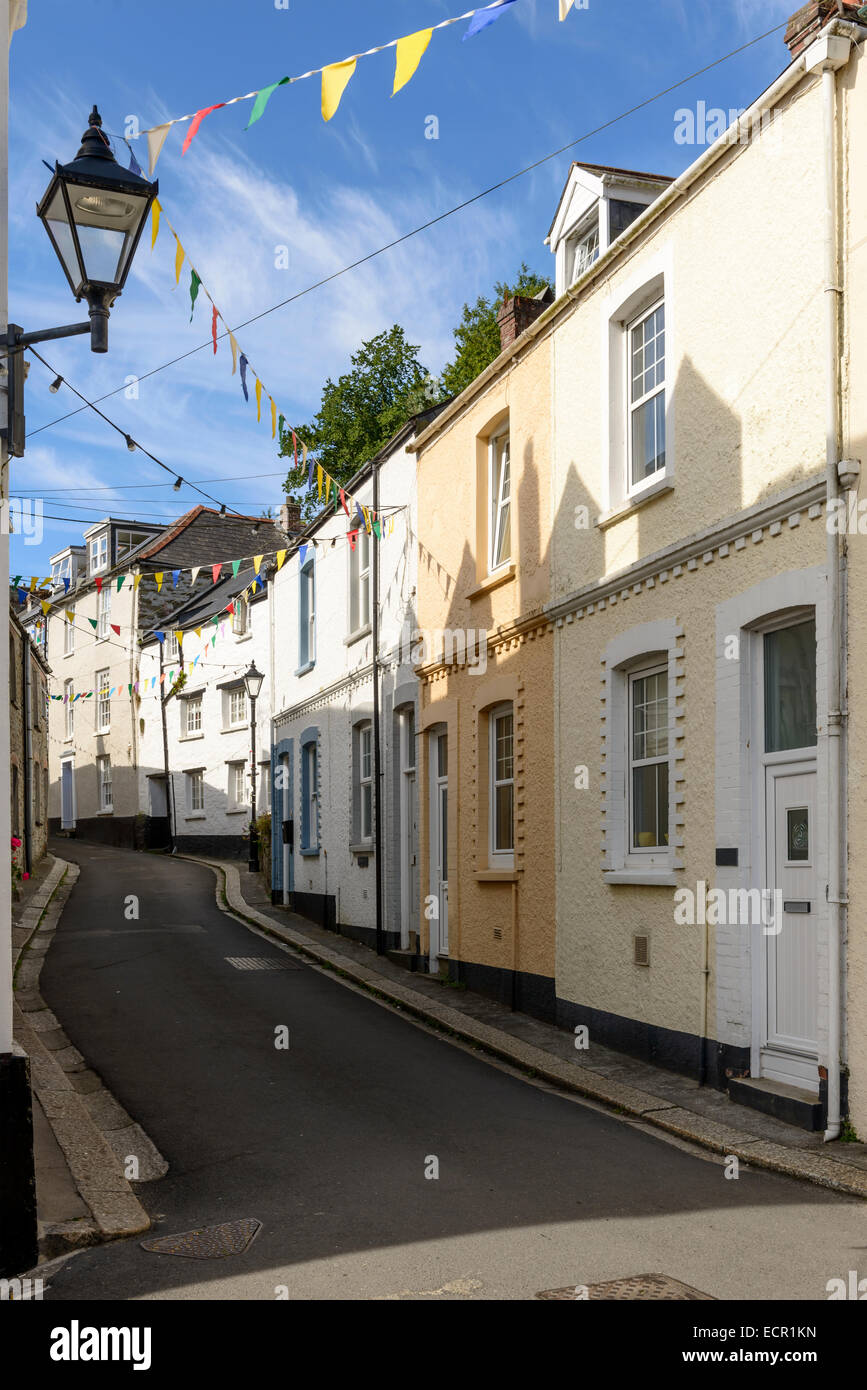Blick auf harter Straße mit alten Häusern im Dorf auf der südlichen Küste von Cornwall Stockfoto